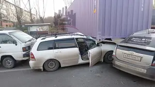 В Красноярске контейнеровоз придавил два легковых автомобиля