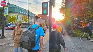 В центре на скамейках нет свободных мест. Как жители Красноярска проводят последние тёплые выходные В центре на скамейках нет свободных мест. Как жители Красноярска проводят последние тёплые выходные