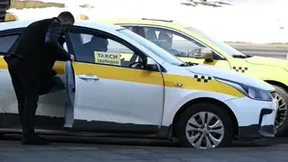 Красноярец напал на водителя такси во время поездки и украл из машины гаджеты Красноярец напал на водителя такси во время поездки и украл из машины гаджеты