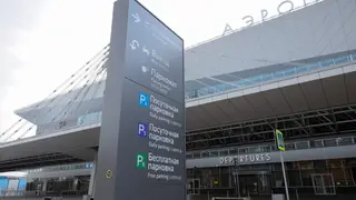 В аэропорту Красноярска перестала работать бесплатная автопарковка