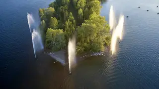 В Красноярске запустили речные фонтаны на Енисее благодаря теплой погоде