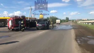 На Северном шоссе в Красноярске столкнулись грузовой автомобиль и Toyota