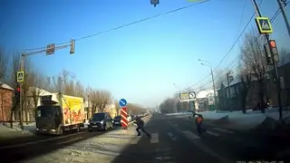 В Красноярске школьники играют рядом с пешеходным переходом на ул. Глинки В Красноярске школьники играют рядом с пешеходным переходом на ул. Глинки