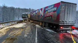 Два грузовика столкнулись на трассе под Канском