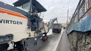 В Красноярске на участке от «Космоса» до Ладо Кецховели устраняют колейность