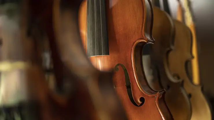 krupnym-planom-vid-skripki-muzykal-nyi-instrument