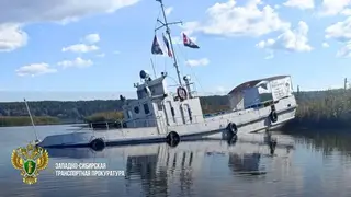 Крушение катера привело к разливу нефтепродуктов на реке в Новосибирской области