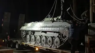 В Назарово на месте бывшего детсада установили БМП В Назарово на месте бывшего детсада установили БМП
