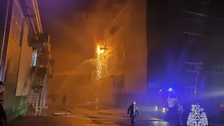 Пожарные сдерживают пламя на огромной площади на заводе в Томске