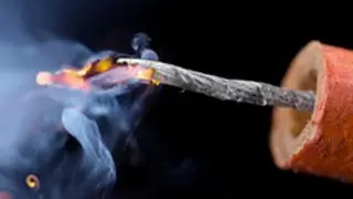 Машинист лишился руки, поджигая петарду в кабине электровоза Машинист лишился руки, поджигая петарду в кабине электровоза