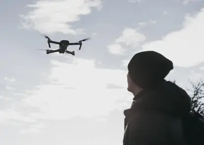 nizkougol-nyi-celovek-smotrit-dron