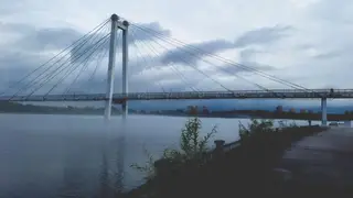 По Енисею в Красноярске проплыла лодка-призрак