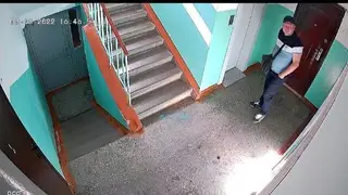 В Красноярске мужчина собирает деньги с жильцов под видом работника банка В Красноярске мужчина собирает деньги с жильцов под видом работника банка