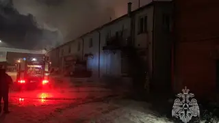 В Иркутской области огнеборцы ликвидируют пожар в торговом центре В Иркутской области огнеборцы ликвидируют пожар в торговом центре