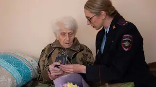 В Красноярске 97-летней гражданке Украины выдали бессрочный вид на жительство В Красноярске 97-летней гражданке Украины выдали бессрочный вид на жительство