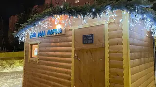 Домик Деда Мороза открылся на площади Мира в Красноярске
