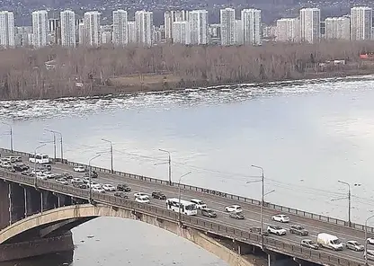 КрасКом. Манские льдины плывут по Енисею вдоль водозабора о. Отдыха. 28.04.2026г.