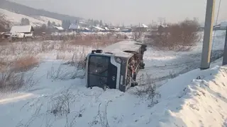 Два человека пострадали после ДТП с автобусом на трассе в Красноярском крае
