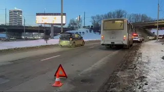 В Красноярске школьник перебегал дорогу и попал под автобус