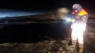 Автомобиль провалился под лед Байкала: погибли два человека Автомобиль провалился под лед Байкала: погибли два человека