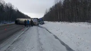 В Красноярском крае на трассу опрокинулся большегруз с цистерной креозота