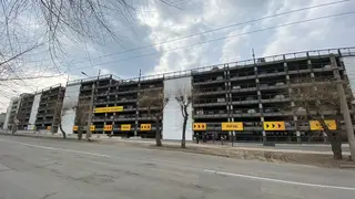 В Красноярске многоуровневая парковка напротив бизнес-центра «Баланс» заполнилась автомобилями В Красноярске многоуровневая парковка напротив бизнес-центра «Баланс» заполнилась автомобилями