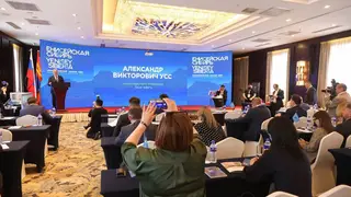 Губернатор Красноярского края Александр Усс презентует монгольским партнёрам КИП «Енисейская Сибирь»