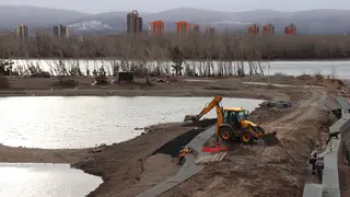 На острове Татышев продолжают благоустраивать береговые линии и спортивную аллею