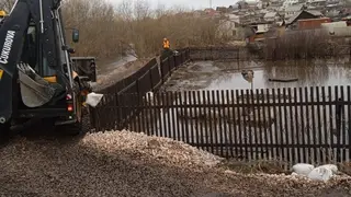 В Красноярске борются с подтоплением на реке Бугач