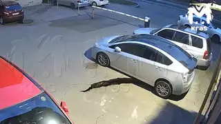 В Красноярске камера засняла жуткий обвал асфальта у пятиэтажки на Бограда В Красноярске камера засняла жуткий обвал асфальта у пятиэтажки на Бограда