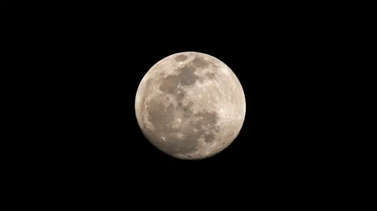 luna-v-polnoi-faze-krupnym-planom-s-vidimymi-kraterami