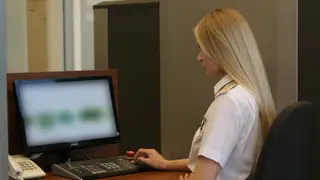 Фонарик с сюрпризом: в Толмачёво у пассажира изъяли электрошокер Фонарик с сюрпризом: в Толмачёво у пассажира изъяли электрошокер