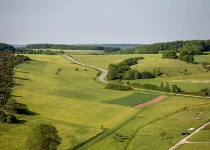aerofotosnimok-sel-skohozaistvennyh-ugodii-pod-cistym-nebom-v-regione-eifel-germania