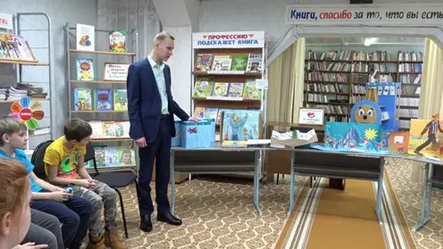 Михаил Тушминцев передает книги