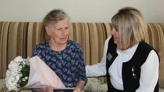 В Красноярске 87-летней гражданке Украины выдали бессрочный вид на жительство