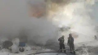 На севере Красноярского края горят склады на площади 4 тысячи квадратных метров На севере Красноярского края горят склады на площади 4 тысячи квадратных метров