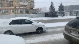 Красноярск встал в 5-балльные пробки из-за снегопада Красноярск встал в 5-балльные пробки из-за снегопада