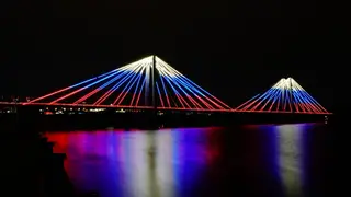 В Красноярске на мостах включили патриотичную подсветку В Красноярске на мостах включили патриотичную подсветку