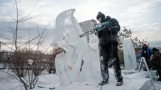 На Ярыгинской набережной Красноярска скульпторы начали создавать ледовые фигуры