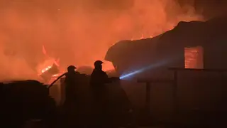 В Красноярске загорелось заброшенное кафе на правом берегу В Красноярске загорелось заброшенное кафе на правом берегу