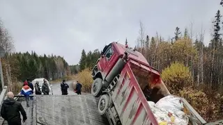 Сотрудники ГИБДД Красноярского края устанавливают причины обрушения моста в Мотыгинском районе Сотрудники ГИБДД Красноярского края устанавливают причины обрушения моста в Мотыгинском районе