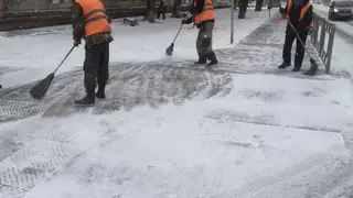 Последствия вечернего снегопада устраняют в Красноярске Последствия вечернего снегопада устраняют в Красноярске