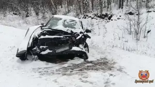 В крае на заснеженной трассе пострадала семья с детьми в ДТП с грузовиком В крае на заснеженной трассе пострадала семья с детьми в ДТП с грузовиком