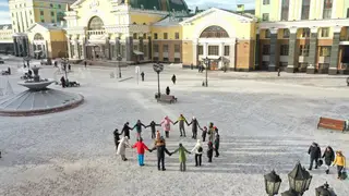 Красноярцы запустили общероссийский хороводный челлендж на площади вокзала Красноярцы запустили общероссийский хороводный челлендж на площади вокзала