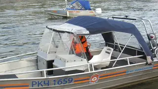 В Красноярске на Абаканской протоке спасатели вытащили из воды тонувшую спортсменку