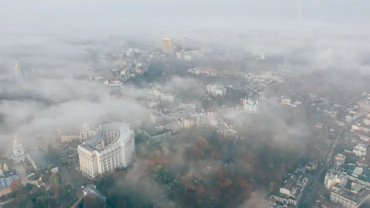 vid-s-vozduha-na-gorod-v-tumane