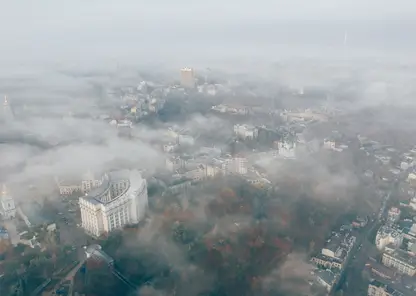 vid-s-vozduha-na-gorod-v-tumane