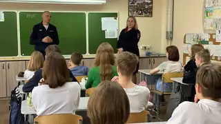 С нарушившими правила безопасности движения школьниками из Красноярска провели беседу полицейские