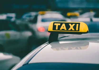 selektivnyi-fokus-vystrel-znaka-zeltogo-taksi-v-probke