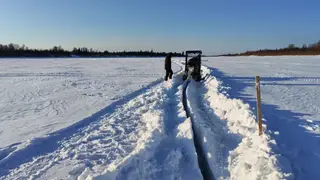 Лед начали резать на реке Томь в Томской области для предотвращения заторов во время паводка